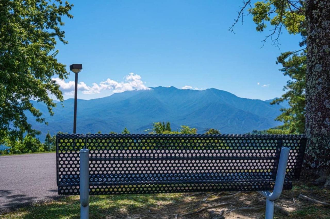 Wow Views!!-Mountain Escape-Outdoor Pool-Close To Downtown-Wifi-Cable-Private Balcony Gatlinburg Exterior foto